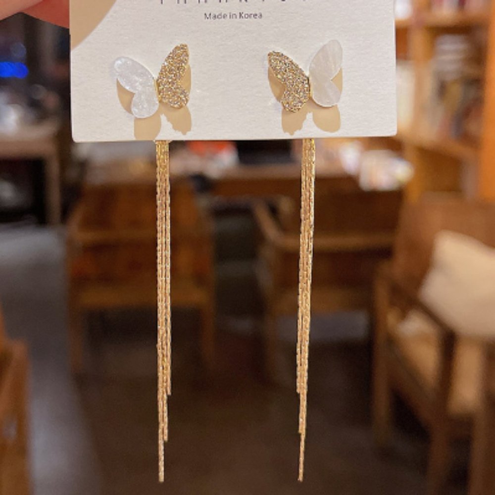 Women's fashion earrings